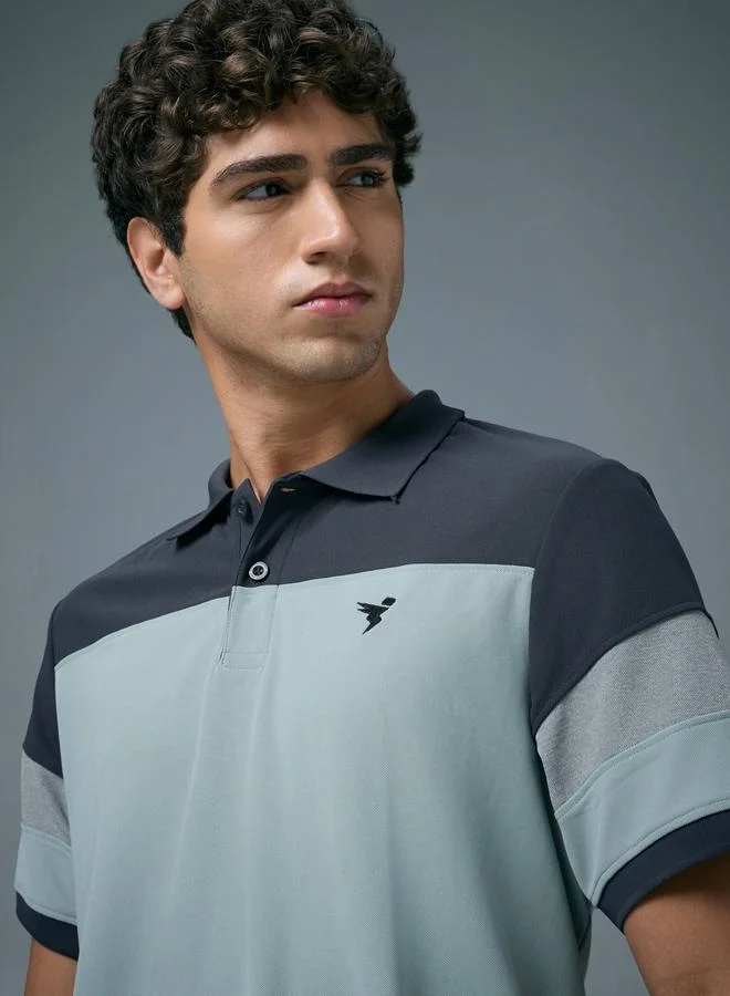 تكنوسبورت بولو بيكيه بقصة ضيقة ونمط كتل الالوان